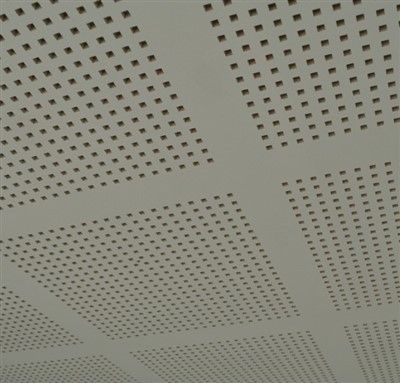 Akustinen rei'itetty kipsilevy